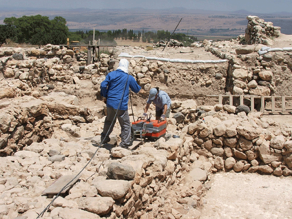 Hazor 2005 - click to see GPR animated view of what's under the surface here